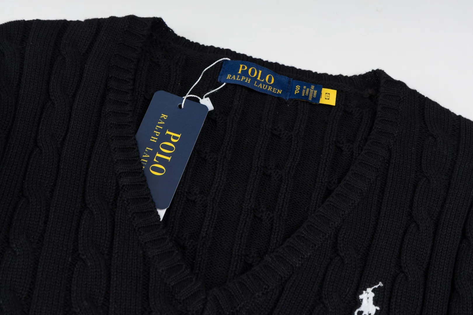 P210 #R90 RALPH LAUREN Thirteen colors of Ralph Lauren classic small label embroidery V-neck pullover cable cardigan sweater women's top, high-density LOGO embroidery on the chest, original customization of tag accessories. Made of pure cotton yarn, pure cotton is skin-friendly and comfortable, small label war horse embroidered twist button V-neck sweater🐎High quality, follow the blogger to learn how to wear it! Let’s buy a Ralph Lauren cable sweater. It’s a super hard-to-find series after it became popular. It’s hard to find one on the official website. It’s simple and practical to wear, with a lazy and loose feel. The thickened fabric has more texture, feels soft and delicate, and has a loose fit. Whether worn alone or layered, you can wear different styles of fashion with just one piece!   Size： Sleeve length: 60/61/62/63